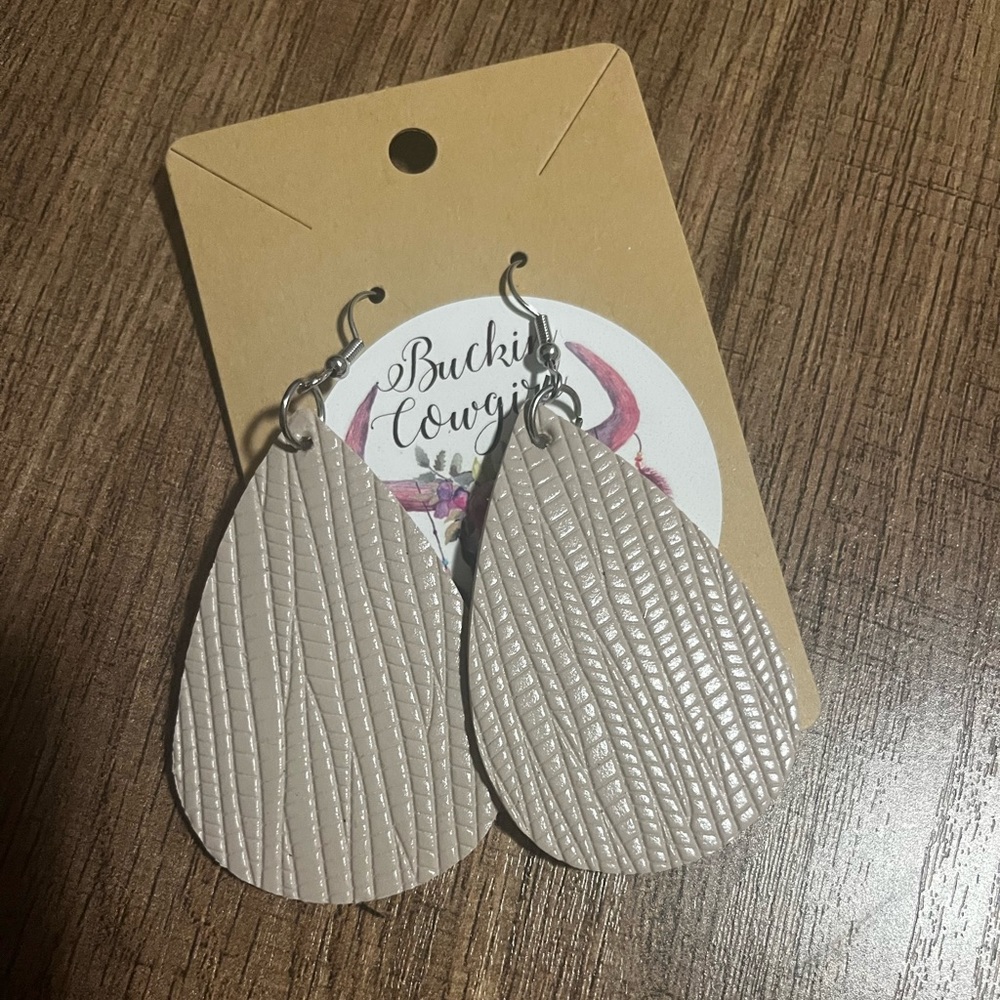 Earrings, color beige